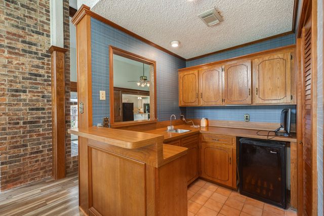 304 Arrowwood Street, Lake Jackson, TX 77566