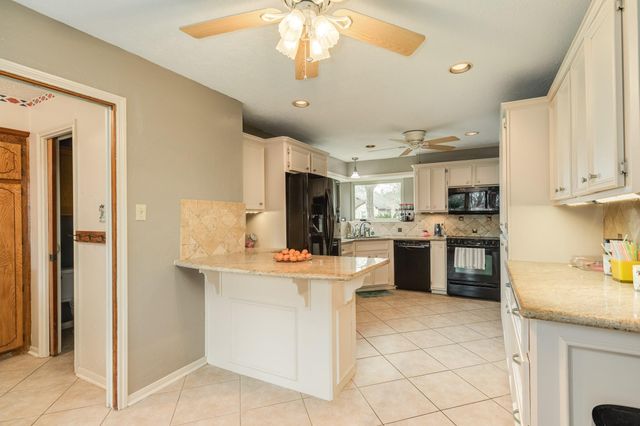 304 Arrowwood Street, Lake Jackson, TX 77566