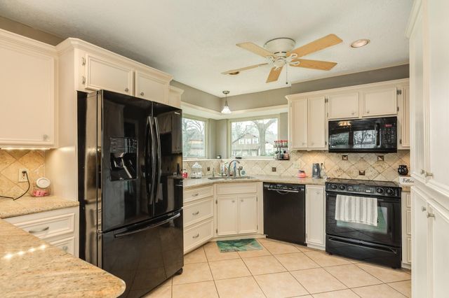 304 Arrowwood Street, Lake Jackson, TX 77566