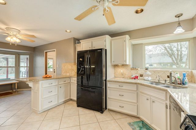 304 Arrowwood Street, Lake Jackson, TX 77566