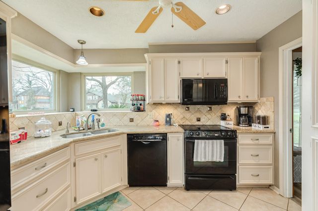 304 Arrowwood Street, Lake Jackson, TX 77566