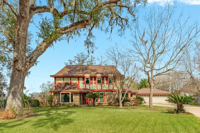 304 Arrowwood Street, Lake Jackson, TX 77566