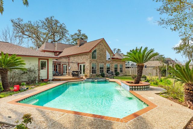 304 Arrowwood Street, Lake Jackson, TX 77566