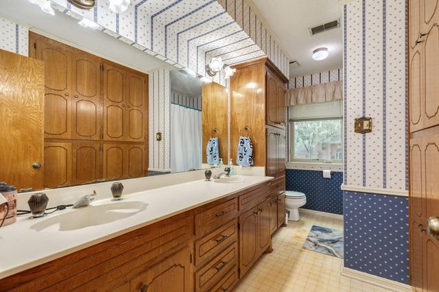 304 Arrowwood Street, Lake Jackson, TX 77566