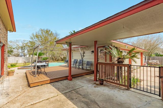 304 Arrowwood Street, Lake Jackson, TX 77566