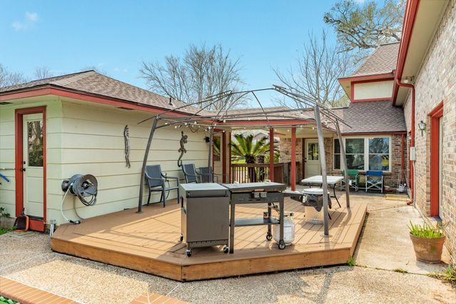 304 Arrowwood Street, Lake Jackson, TX 77566