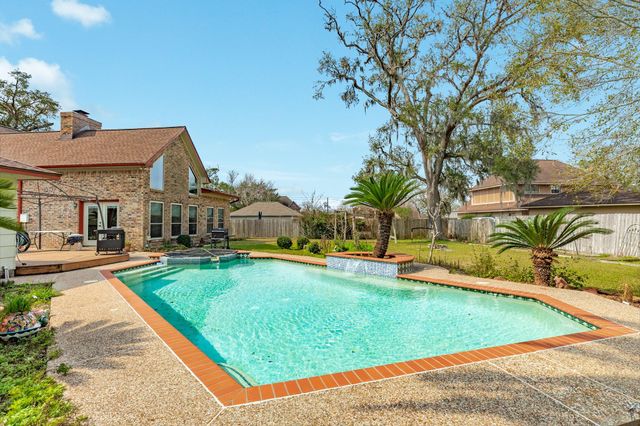 304 Arrowwood Street, Lake Jackson, TX 77566