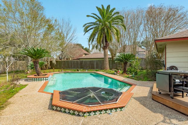 304 Arrowwood Street, Lake Jackson, TX 77566