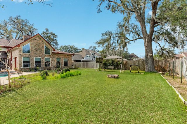 304 Arrowwood Street, Lake Jackson, TX 77566