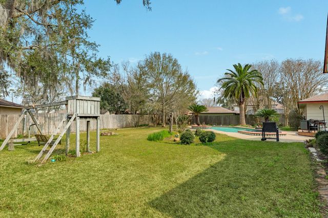 304 Arrowwood Street, Lake Jackson, TX 77566