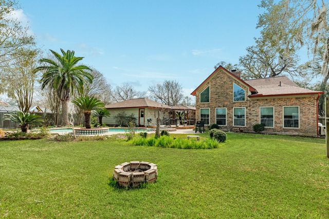 304 Arrowwood Street, Lake Jackson, TX 77566
