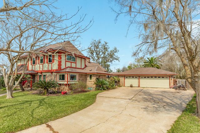 304 Arrowwood Street, Lake Jackson, TX 77566