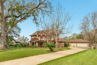 304 Arrowwood Street, Lake Jackson, TX 77566