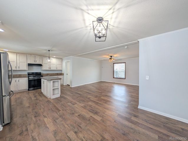 11045 Woodland Ridge Court, Green Oak Township, MI 48178