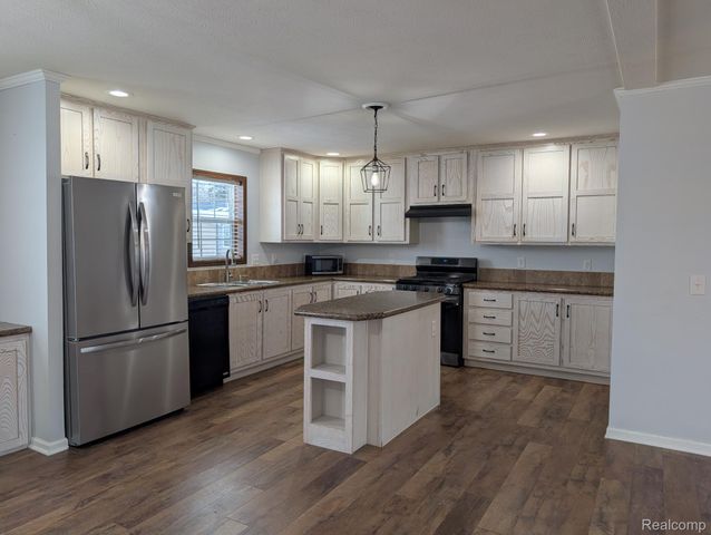 11045 Woodland Ridge Court, Green Oak Township, MI 48178