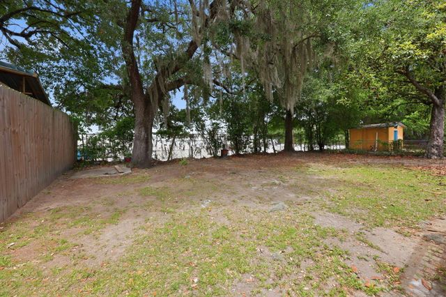 2016 Spruce Boulevard, North Charleston, SC 29406