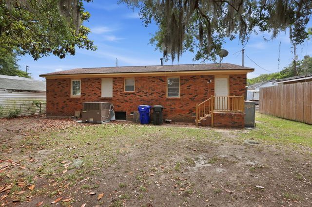 2016 Spruce Boulevard, North Charleston, SC 29406