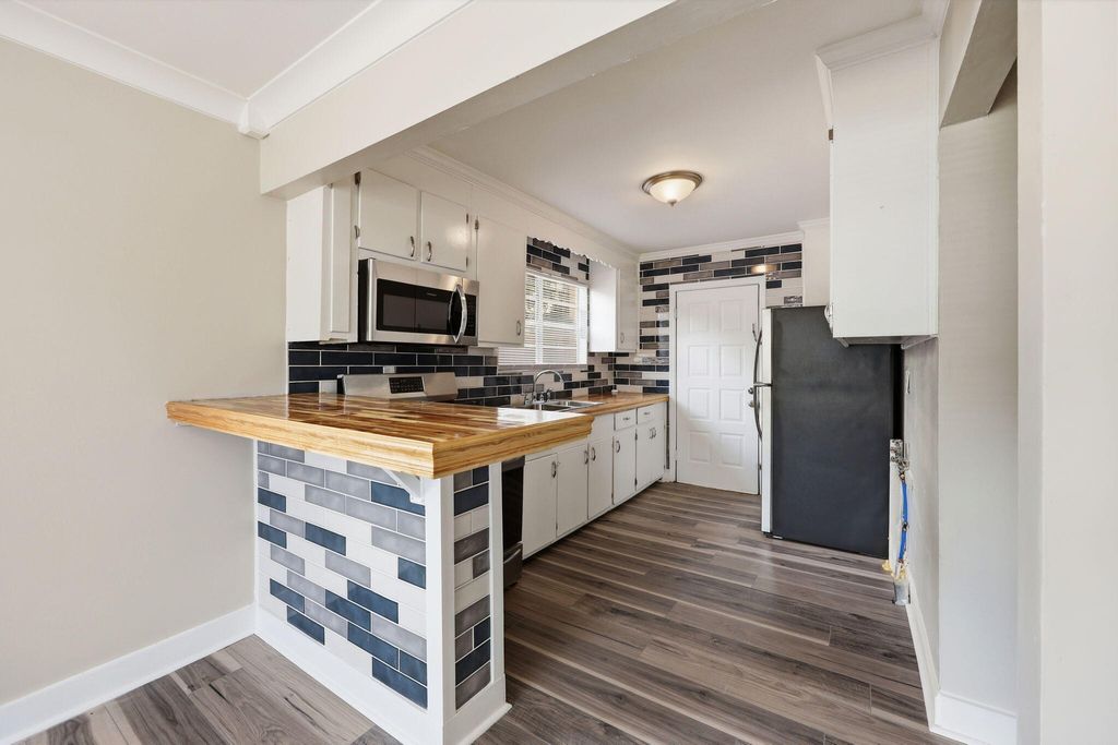 2016 Spruce Boulevard, North Charleston, SC 29406