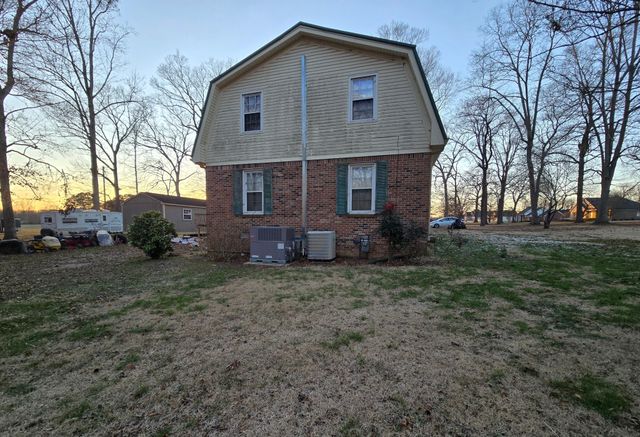 12 Hancock RD, Fayetteville, TN 37334