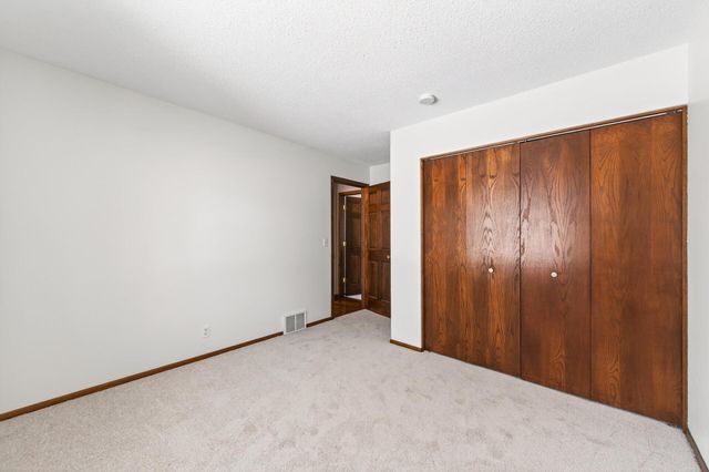 6840 Innsdale Avenue S, Cottage Grove, MN 55016