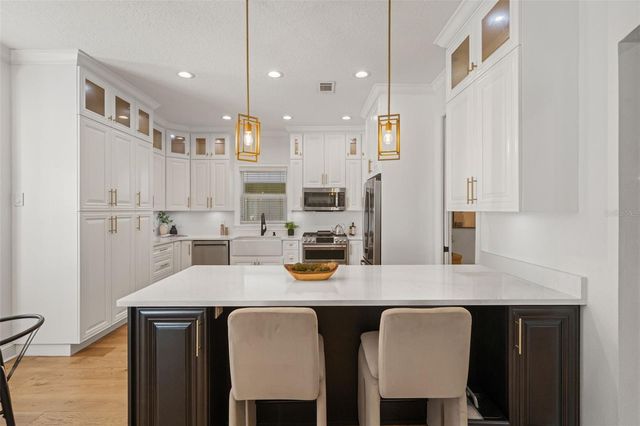 3504 W BARCELONA STREET, Tampa, FL 33629