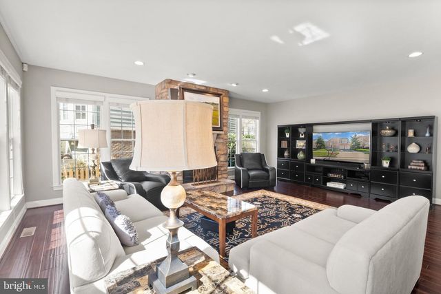 43941 RIVERPOINT DR, Leesburg, VA 20176