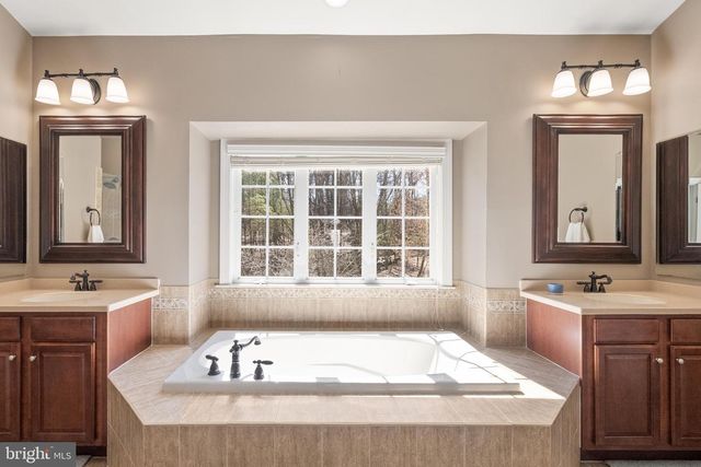 43941 RIVERPOINT DR, Leesburg, VA 20176