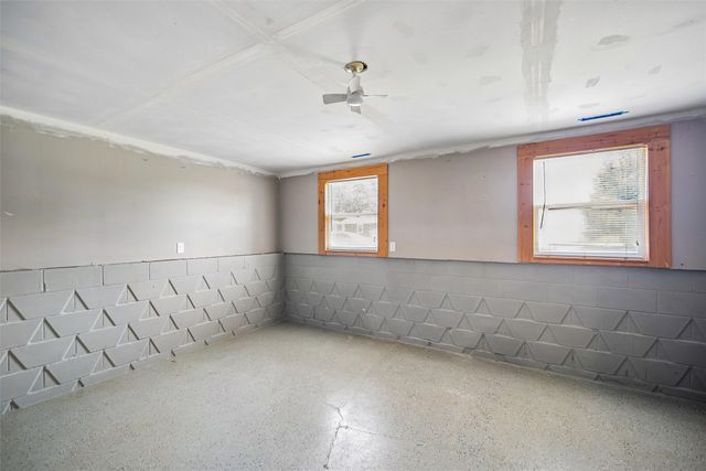 1408 N 9th Ave Place E, Newton, IA 50208