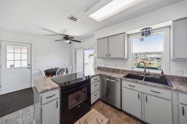 1408 N 9th Ave Place E, Newton, IA 50208