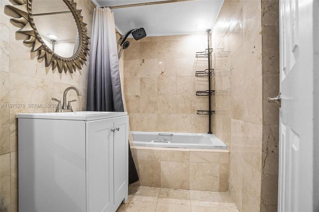 879 Twin Lakes Dr 1-B, Coral Springs, FL 33071