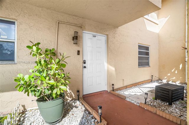 879 Twin Lakes Dr 1-B, Coral Springs, FL 33071