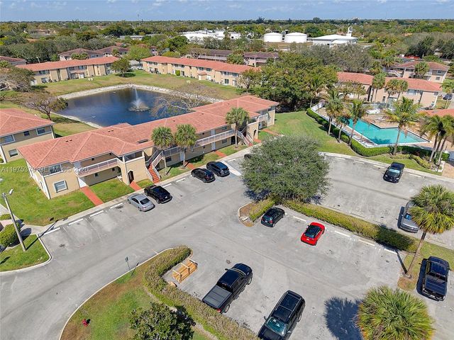 879 Twin Lakes Dr 1-B, Coral Springs, FL 33071