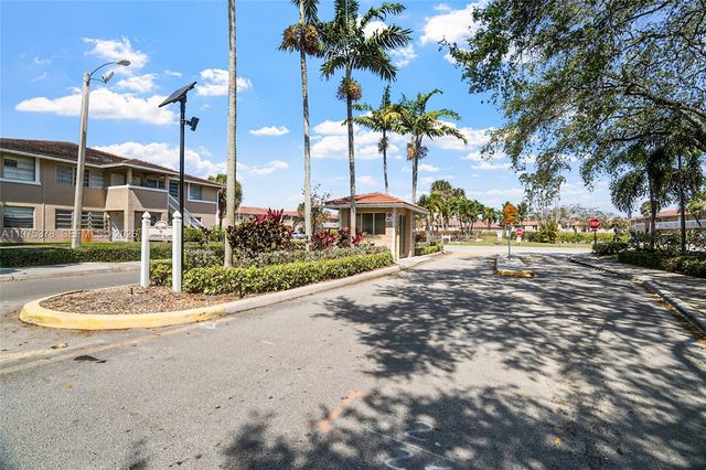 879 Twin Lakes Dr 1-B, Coral Springs, FL 33071