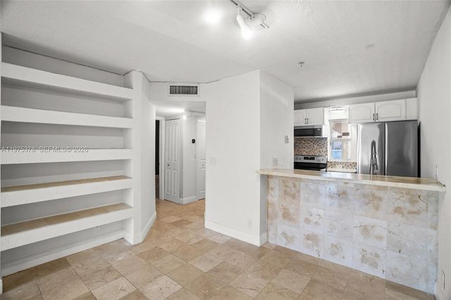 879 Twin Lakes Dr 1-B, Coral Springs, FL 33071