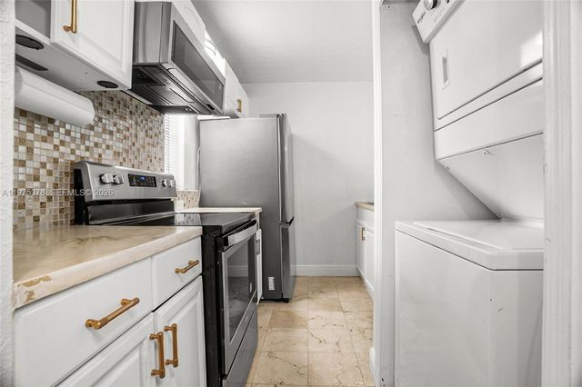 879 Twin Lakes Dr 1-B, Coral Springs, FL 33071