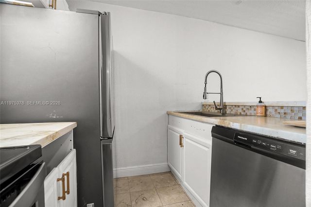 879 Twin Lakes Dr 1-B, Coral Springs, FL 33071