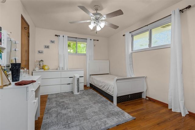 1105 Greentree Rd, Green Tree, PA 15220