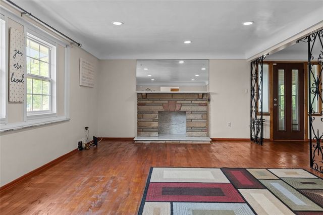 1105 Greentree Rd, Green Tree, PA 15220