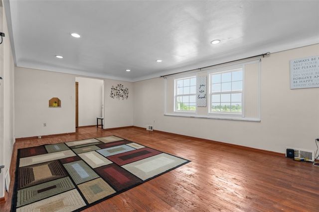 1105 Greentree Rd, Green Tree, PA 15220