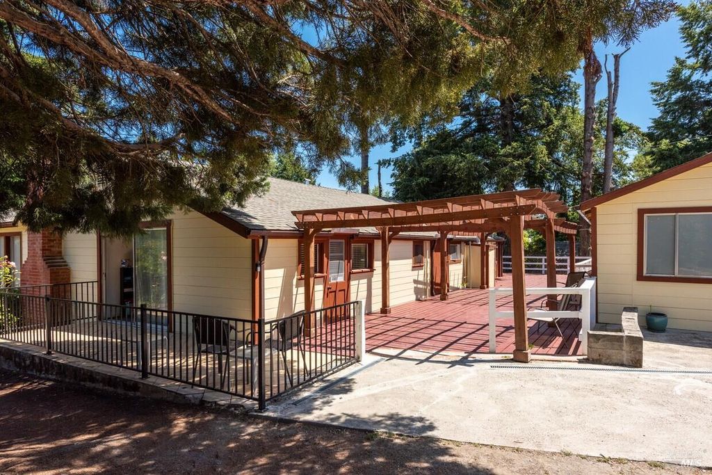 604 Live Oak Ave, Sebastopol, CA 95472