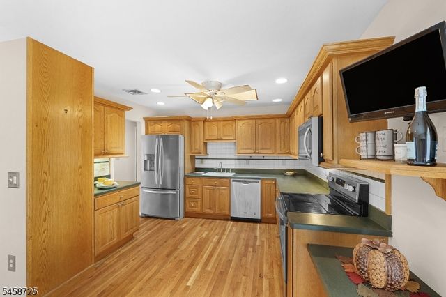 14 Eugene Rd, Hopatcong Boro, NJ 07843