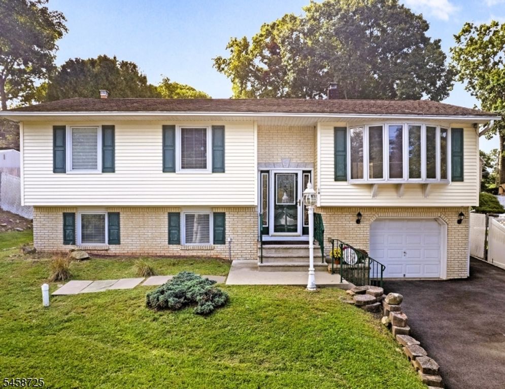 14 Eugene Rd, Hopatcong Boro, NJ 07843
