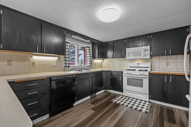 815 39th St SE, Minot, ND 58701