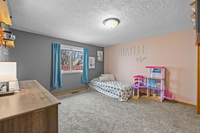 815 39th St SE, Minot, ND 58701