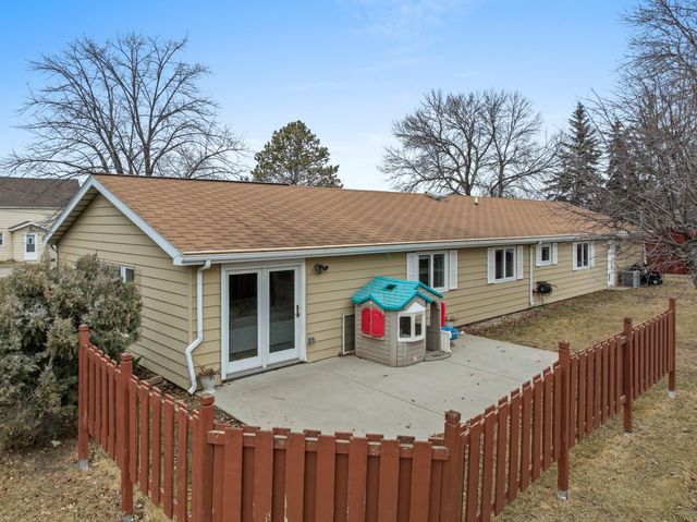 815 39th St SE, Minot, ND 58701