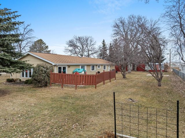 815 39th St SE, Minot, ND 58701