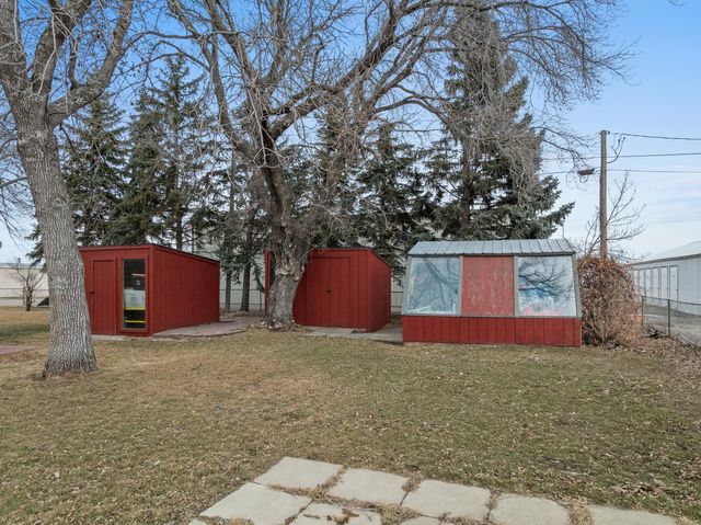 815 39th St SE, Minot, ND 58701