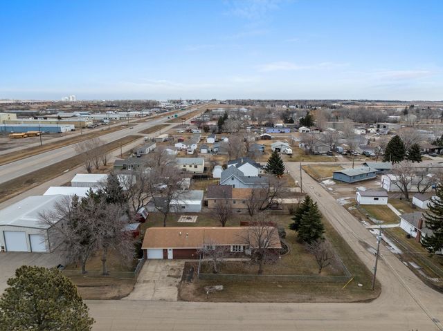 815 39th St SE, Minot, ND 58701