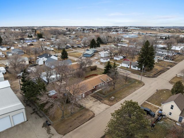 815 39th St SE, Minot, ND 58701