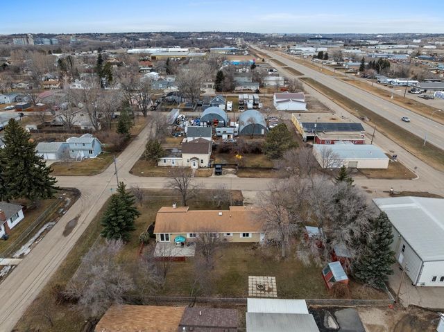 815 39th St SE, Minot, ND 58701